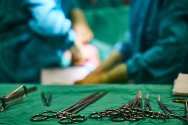 Po zabiegu w jamie brzusznej pacjenta pozostało narzędzie chirurgiczne. Sprawa znalazła swój finał w sądzie