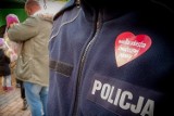 Finał WOŚP za pasem. Człuchowska policja dba o bezpieczeństwo i  radzi, jak bezpiecznie zbierać i wrzucać pieniądze do puszek