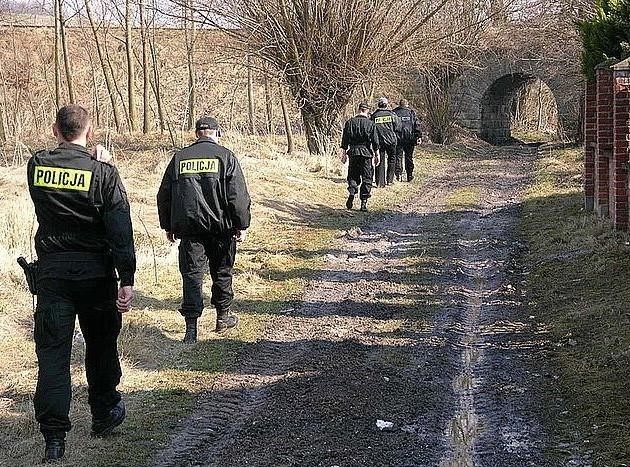 Rodzina zgubiła się w lesie.