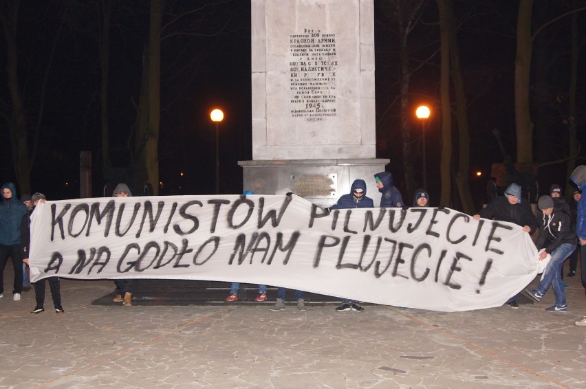 Manifestacja narodowców na cmentarzu w ubr.