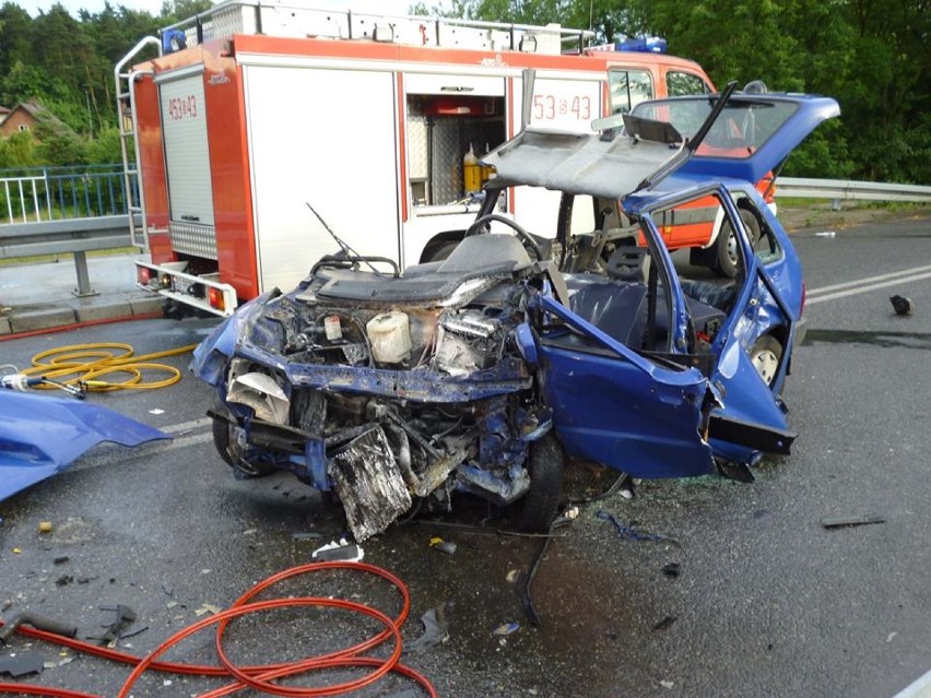 Wypadek w Knurowie. Fiat czołowo zderzył sie z citroenem, trzy osoby ranne [ZDJĘCIA]