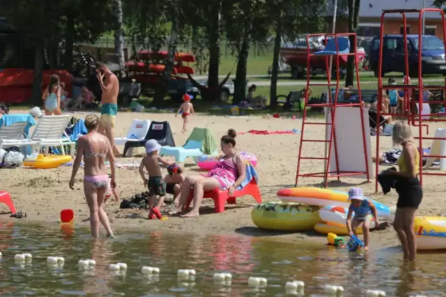 Nad jezioro w Pszczynie już bez maseczek. Ośrodek Sportów Wodnych w Łące nęci plażowiczów w upalne dni.

Zobacz kolejne zdjęcia. Przesuwaj zdjęcia w prawo - naciśnij strzałkę lub przycisk NASTĘPNE