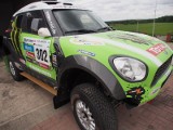 Mini, którym Hołowczyc ścigął się podczas tegoroczengo Rajdu Dakar zaparkowało w Parchowie