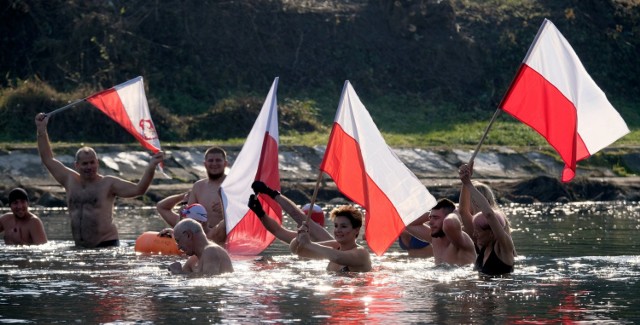 Przemyskie morsy w swój sposób włączyły się w świętowanie 100-lecia odzyskania niepodległości przez Polskę.

Zobacz także: "Niepodległa do hymnu!". Cała Polska zaśpiewała Mazurka Dąbrowskiego
