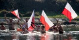 Biało-czerwona kąpiel przemyskich morsów "Niedźwiadki" w Sanie w święto odzyskania niepodległości [ZDJĘCIA]