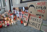 Hasła Strajku Kobiet pod biurem PiS w Piotrkowie to nie obraza uczuć religijnych - uznała prokuratura i umorzyła dochodzenie