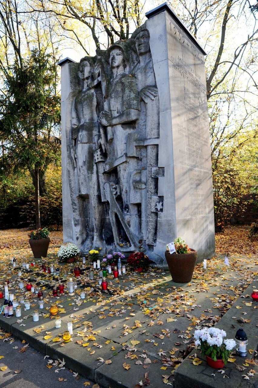 Pomnik Ofiar Dąbia na Cmentarzu Rakowickim. Rodacy nie pozwalają zapomnieć