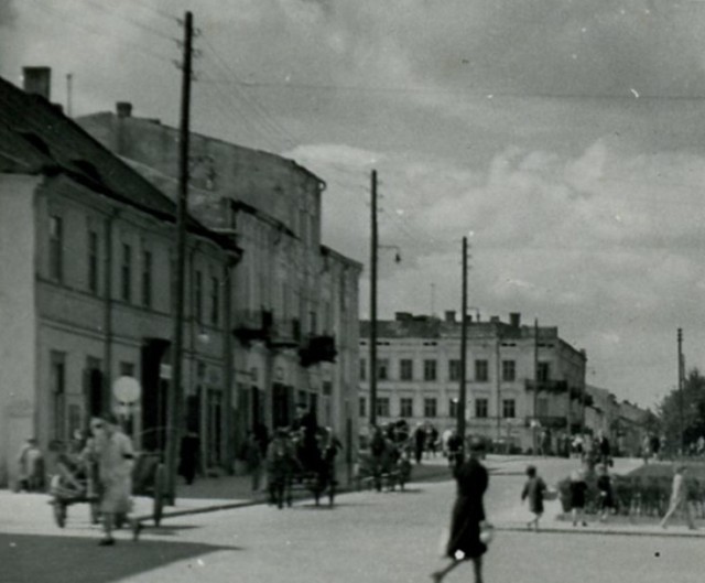 Kamienica przy Pl. Kościuszki 1 (pierwsza z lewej) na starej fotografii.

Archiwum Andrzeja Kobalczyka