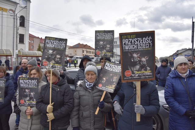 Mieszkańcy Powiśla już od miesiąca protestują przeciwko kontrowersyjnej inwestycji w Wielopolu. Urządzono już dwie pikiety, pod dąbrowskim starostwem i Urzędem Gminy w Oleśnie