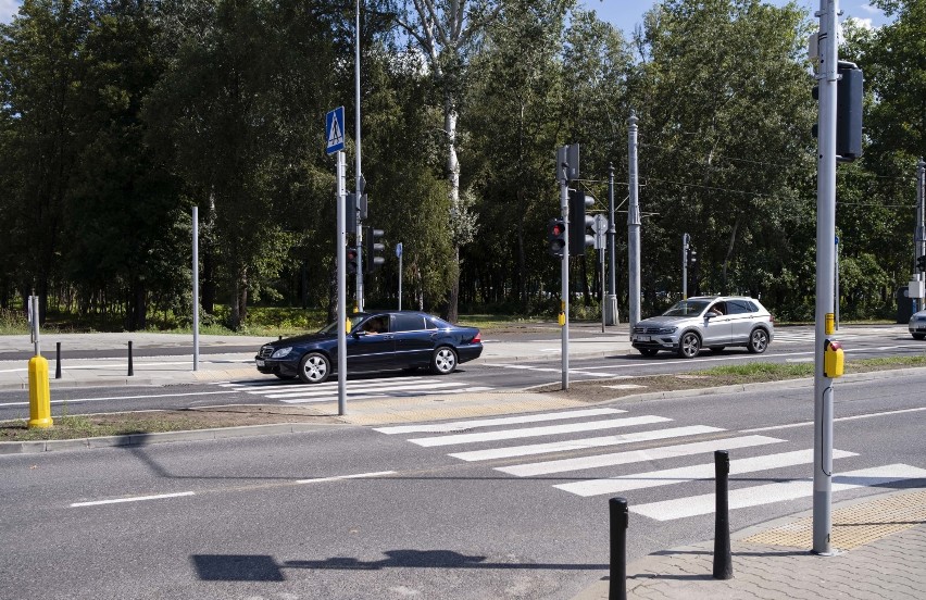 Zakończyła się przebudowa ulicy przed Galerią Młociny. Pojawiła się tam nowoczesna sygnalizacja świetlna, droga dla rowerów i nowe chodniki