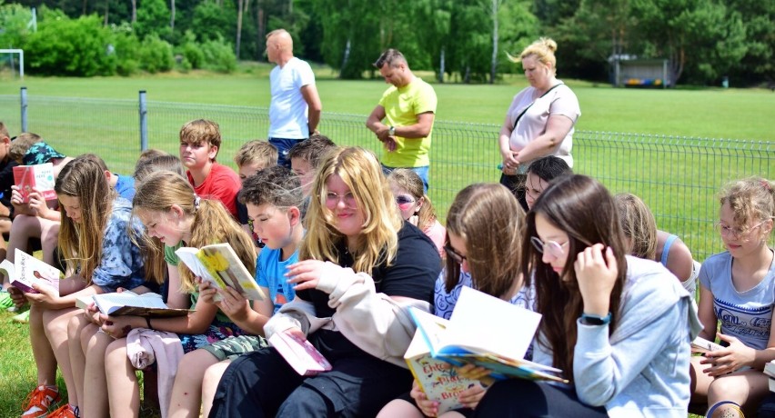 Wspólne czytanie odbyło się na szkolnym boisku SP w...