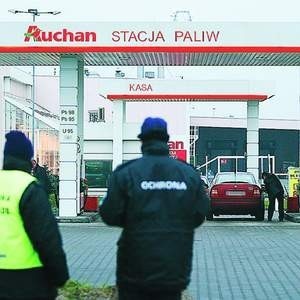 Przedstawiciele Auchan zapewniają, że sprawdzą sprawę tankowania na stacji paliw. Na razie oko mają na nią ochroniarze. Są tak czujni, że zajęli się nawet fotoreporterem ,Dziennika&quot;, który przyjechał sfotografować stację. 
Fot. Adam Warżawa