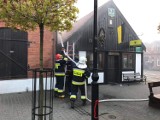 Pożar zabytkowej Kaszubskiej Checzy w Helu: najpierw zapalił się sąsiadujący budynek. Do akcji wezwano saperów | NADMORSKA KRONIKA POLICYJNA