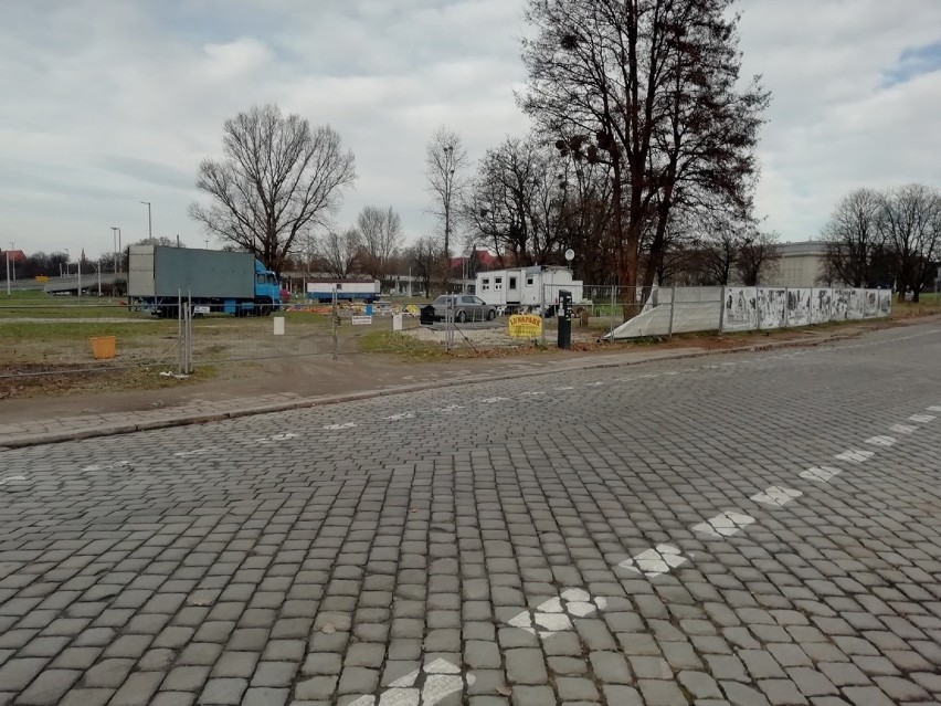 Wesołe miasteczko na placu Społecznym we Wrocławiu