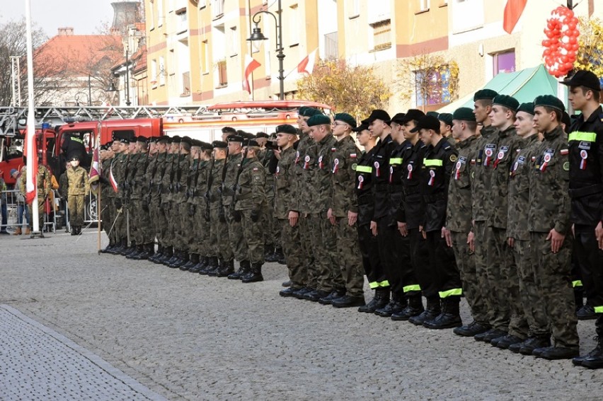 Uczniowie klas mundurowych ślubowali na Legnicki Sztandar [ZDJĘCIA] 