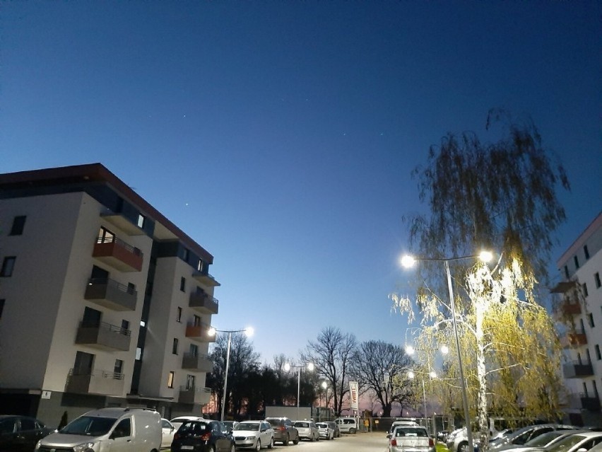 Leszno nie wyłączy oświetlenia ulicznego dla oszczędności wzorem innych miast. ,,Nie chcę odpowiadać karnie'' - mówi prezydent Borowiak