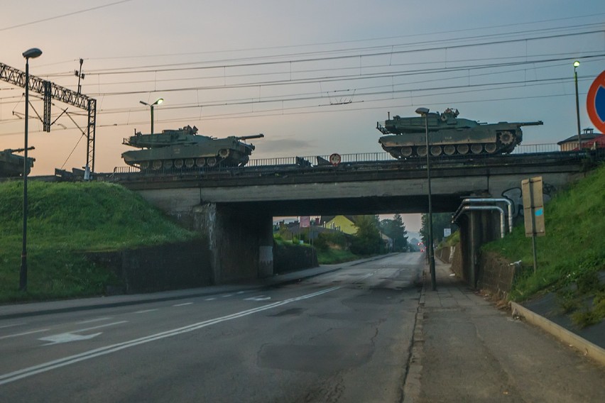 Poranny transport czołgów przez Nowy Sącz
