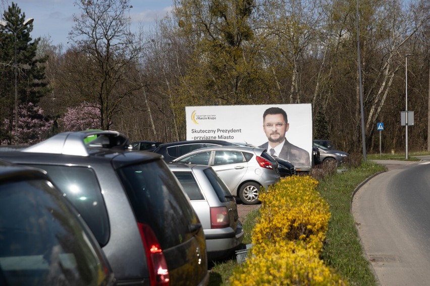 Kampania wyborcza w Katowicach. Kandydaci... zabierając miejsca parkingowe mieszkańcom na os. Tysiąclecia