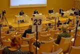 Gdynia: Sesja rady miasta (30.09.2020). Kredyt i odkładane inwestycje zbulwersowały opozycję. Władze miasta się tłumaczą 