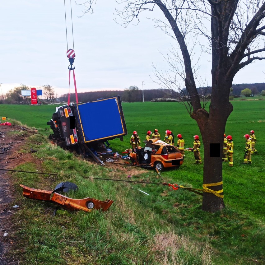 Wypadek śmiertelny w Sękowie, w gminie Duszniki. Samochód osobowy przygnieciony ciężarówką