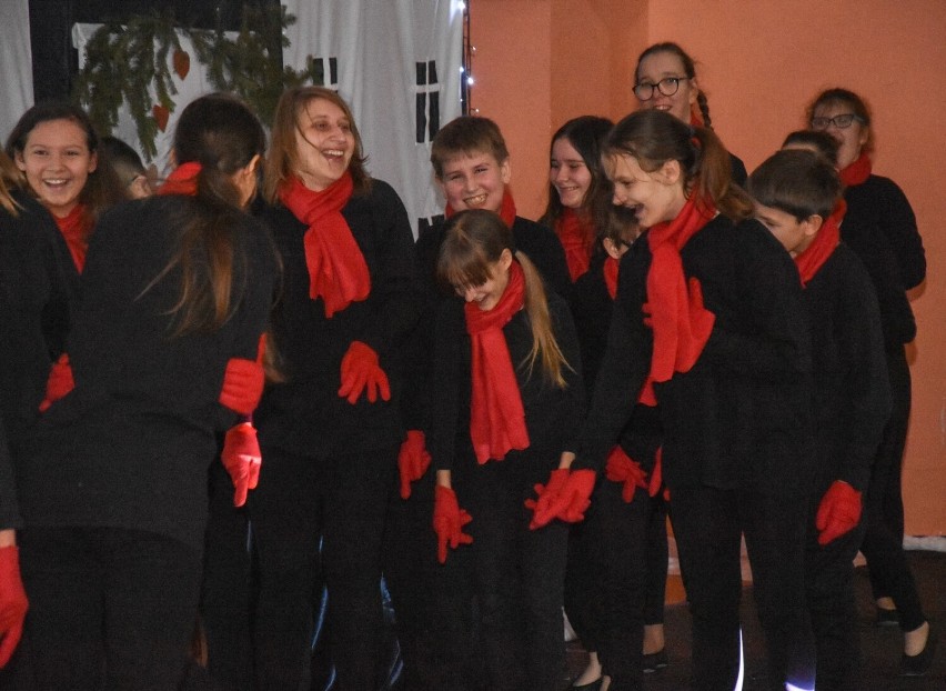 Prawdziwa świąteczna magia w szkole specjalnej w Szamotułach. Przedstawienie wzruszyło do łez! Brzechwa może być dumny!