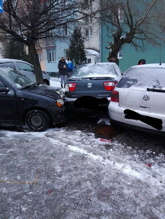 Kolizja trzech aut na ulicy 26 Marca w Wodzisławiu Śl.