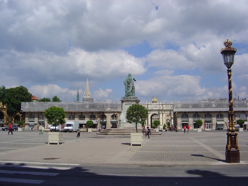 pomnik Leszczyńskiego ufundowany w roku 1831 przez...