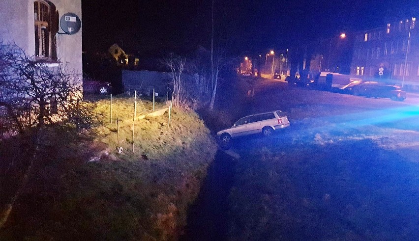 Uciekał policji w Stargardzie, wjechał do rowu z wodą. Ale to nie koniec historii... 