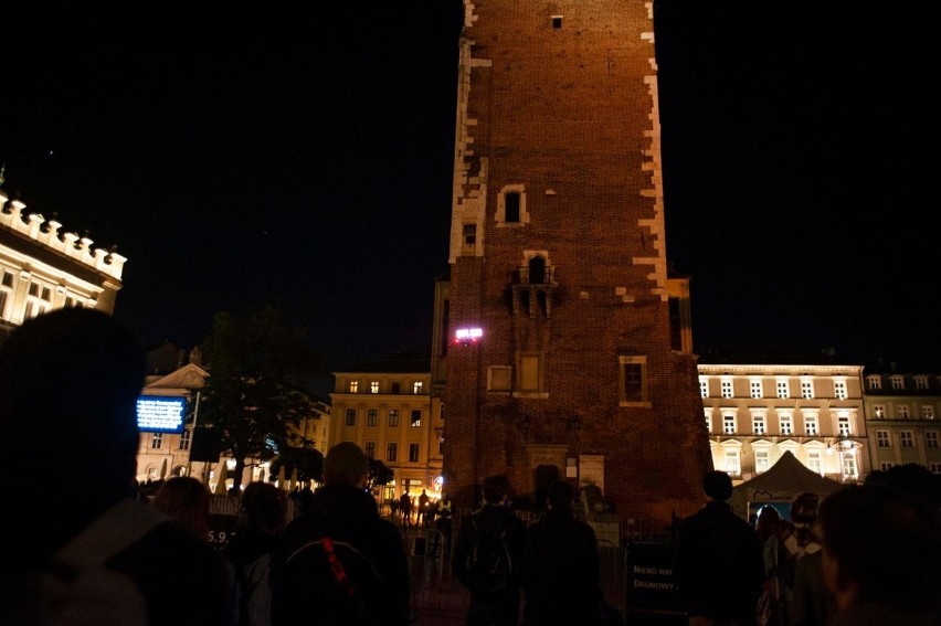 "Niebo nad Krakowem. LGBT mówi". Dronowy pokaz na Rynku...