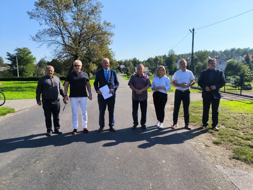 Podpisanie umowy na przebudowę drogi powiatowej w Łazach...
