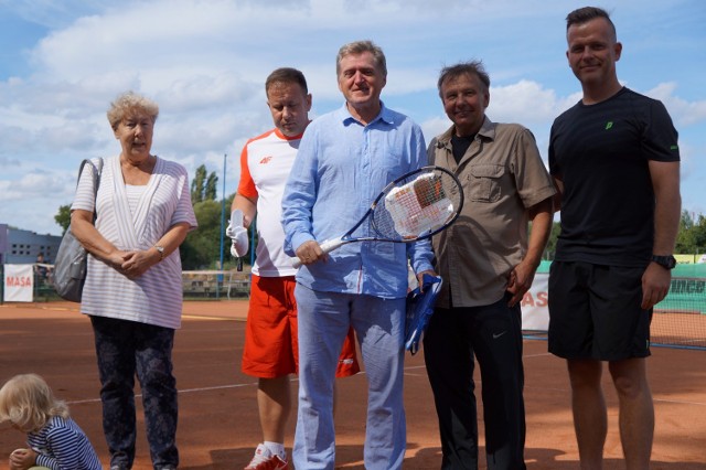 Zenon Laskowik uczestniczył również w losowaniu nagród dla zawodników.