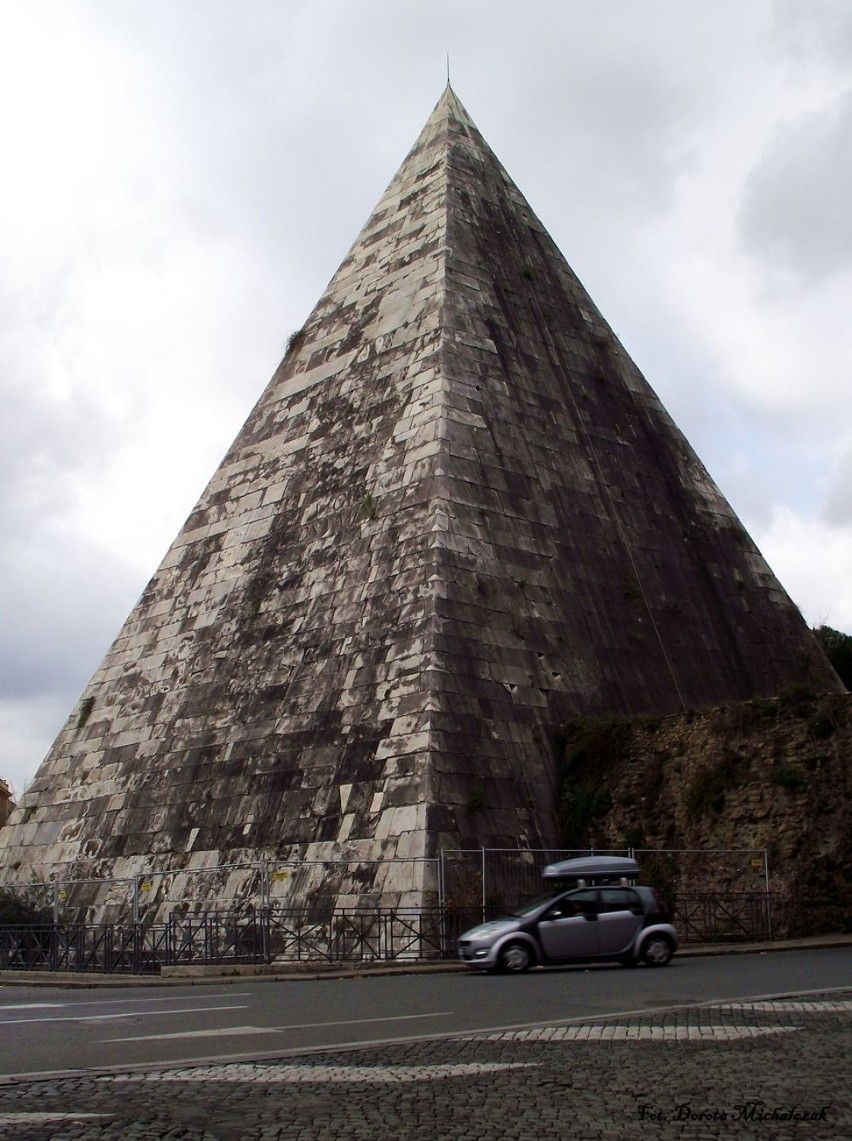 Piramida Caiusa Cestiusza w średniowieczu uważana była za...