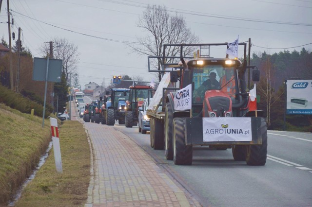 Przejazd kolumny protestujących rolników przez Łapczycę w ciągu drogi krajowej nr 94, 9.02.2022