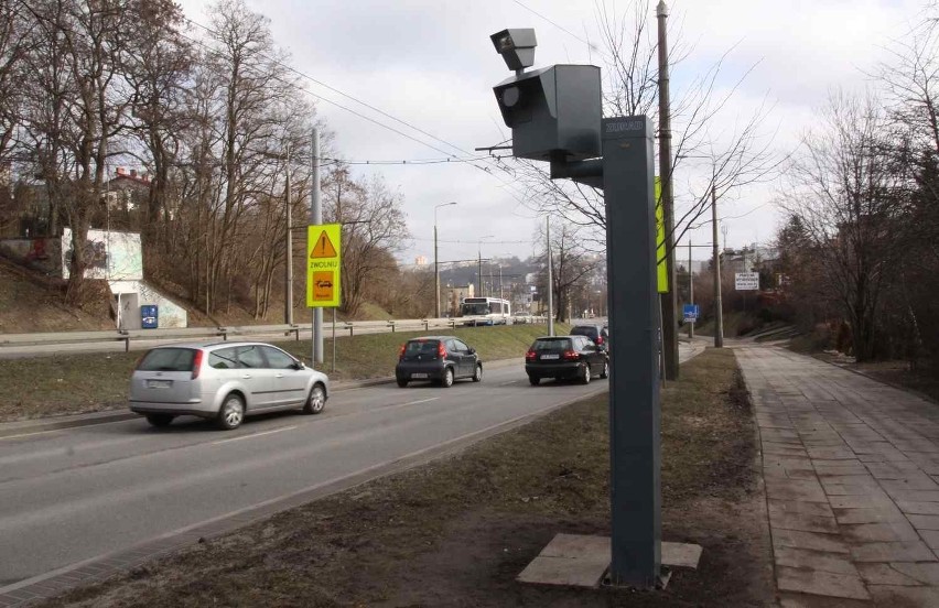 Bydgoszcz: Śmiertelny wypadek na Szubińskiej. Jedna osoba nie żyje, druga trafiła do szpitala [FOTO]
