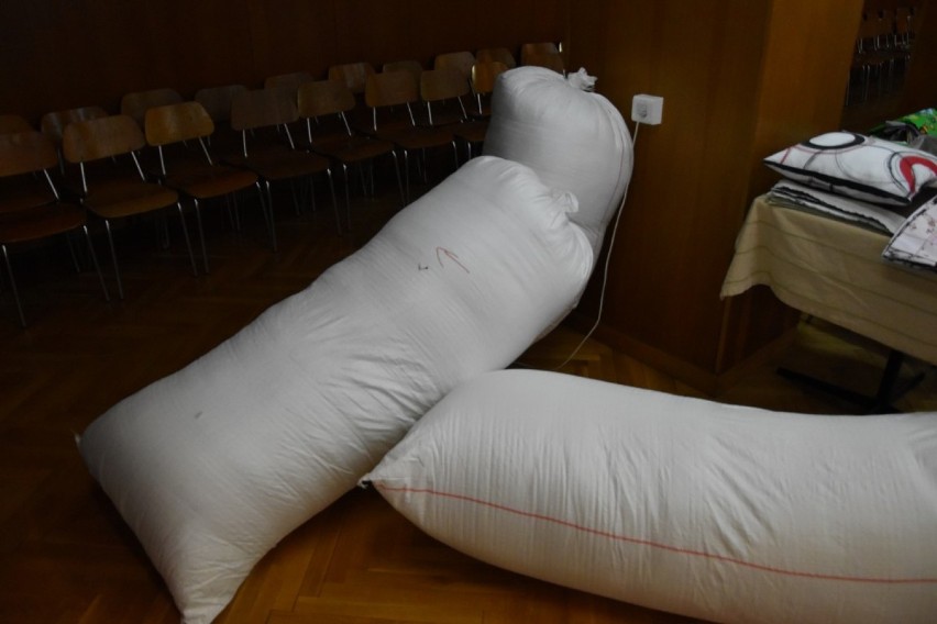 Wspólnie szyli poduszki dla pacjentów szpitala w Wejherowie [ZDJĘCIA]