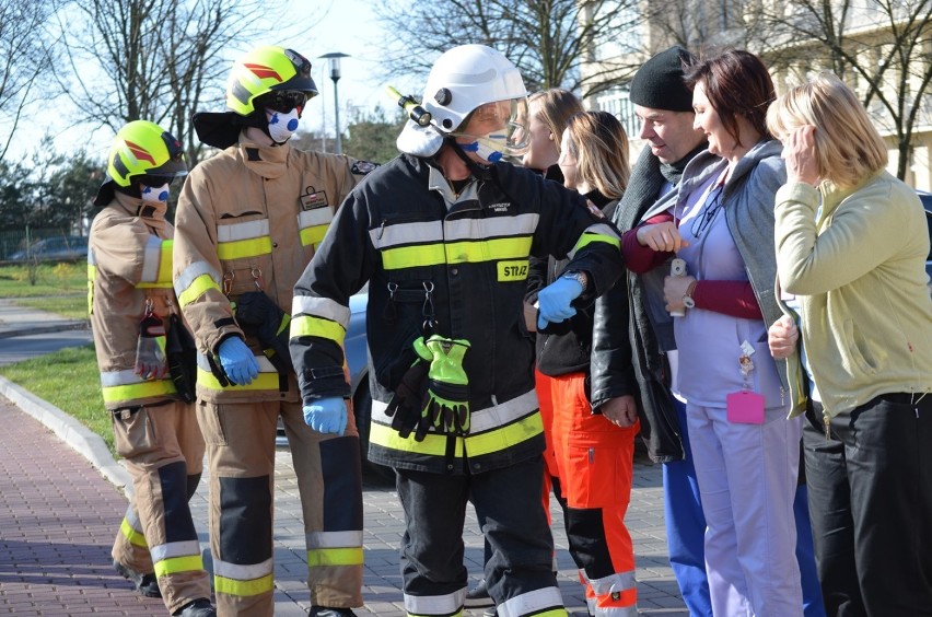 Głogów: Strażacy OSP oklaskali pracowników pogotowia ratunkowego i szpitalnego SOR-u. ZDJĘCIA