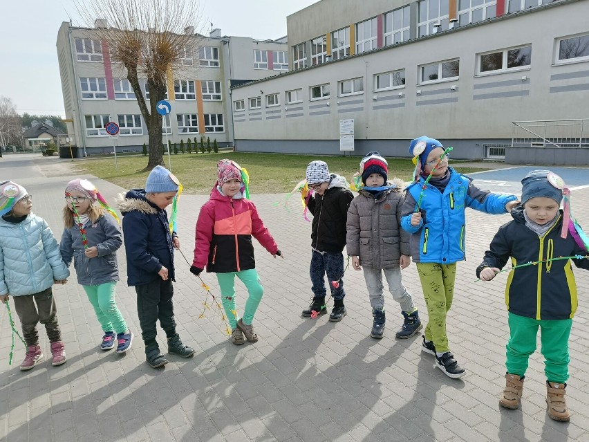 Przedszkolaki z Zapolic pożegnały zimę i przywitały wiosnę...