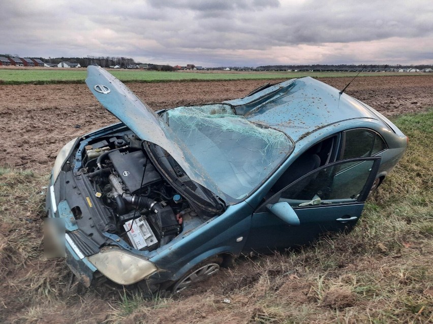 Wypadek pod Śremem. Dachowanie osobówki na DW 434 na wysokości Zbrudzewa