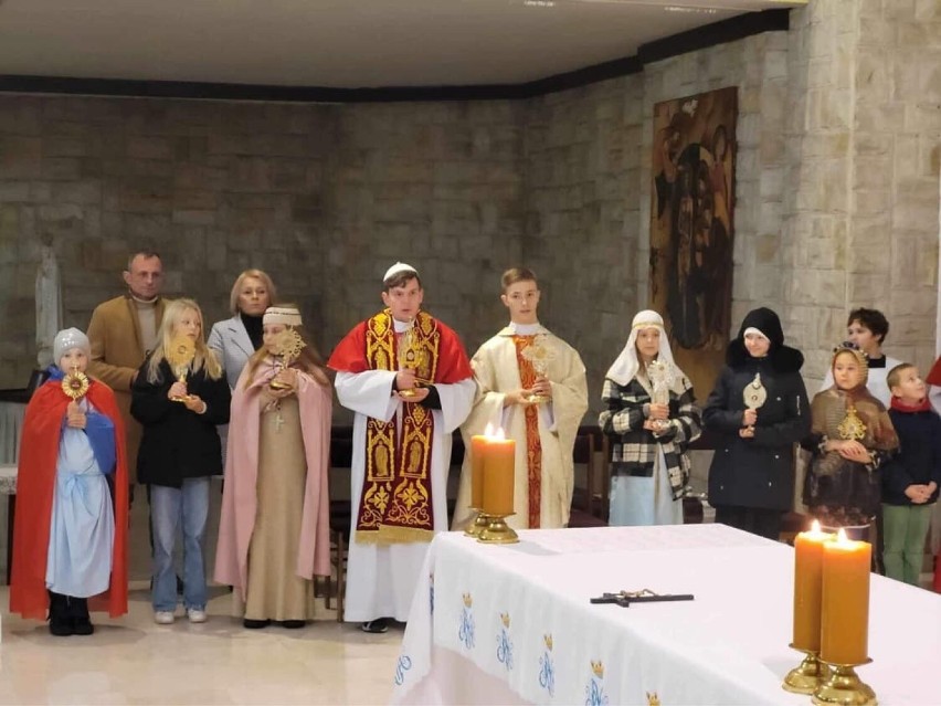 Wyjątkowa II Noc Świętych w Starachowicach. Była procesja z relikwiami, modlitwa i grillowane przysmaki. Zobacz zdjęcia