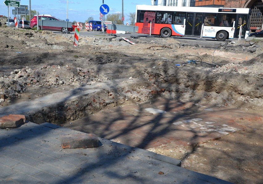 Mostowa inwestycja w Malborku nie zakończy się w terminie? Pod al. Rodła odkryto mur
