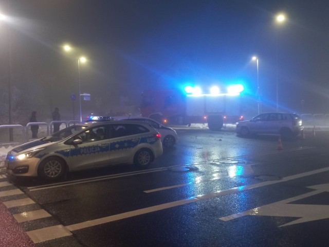 Wypadek na Piaskowej Górze na zjeździe z obwodnicy Wałbrzycha. trudne warunki na drogach
