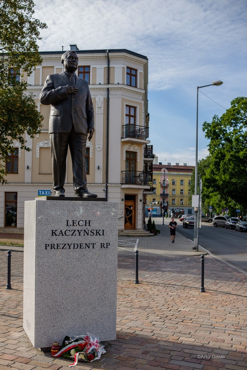 Pikieta przed pomnikiem Lecha Kaczyńskiego w Tarnowie, w miesiąc po odsłonięciu monumentu