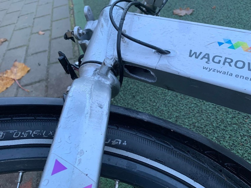 Wandale zniszczyli jeden z rowerów miejskich w Wągrowcu