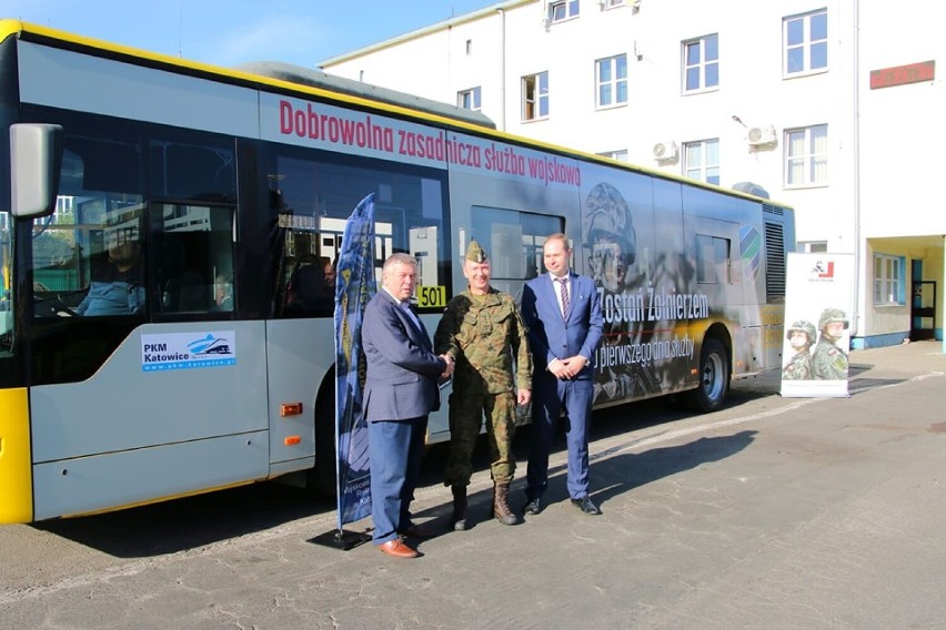 Kampania rekrutacyjna do Wojska Polskiego w Śląskiem, m.in. na autobusach i tramwajach. Zobacz zdjęcia