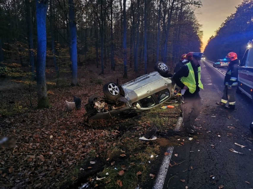 Poważny wypadek między Chodzieżą a Czarnkowem. Dachował samochód osobowy