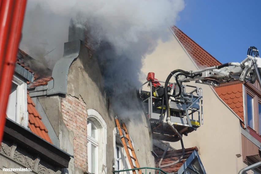 Spłonęło mieszkanie, poddasze i dach kamienicy w Grudziądzu. Lokale zastępcze dla trzech rodzin [zdjęcia, wideo]
