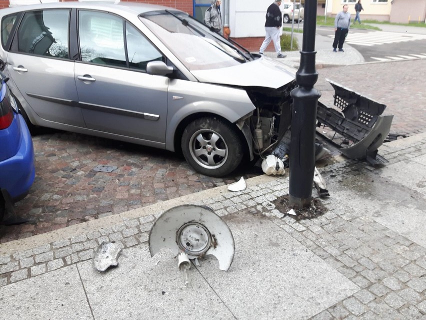 Wypadek na skrzyżowaniu Łęgska - Towarowa we Włocławku. Zderzenie renaulta z volkswagenem [zdjęcia]
