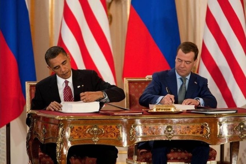 Barack Obama i Dmitrij Miedwiediew podpisują w Pradze nowy...