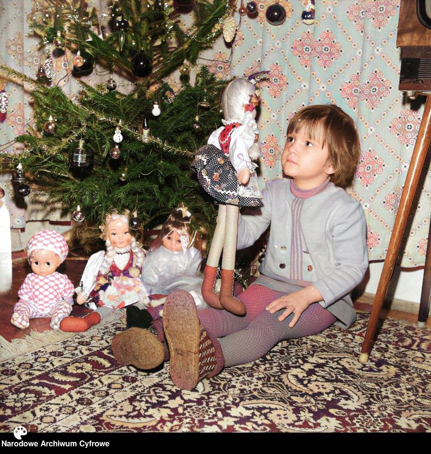 Dziewczynka z lalkami pod choinką