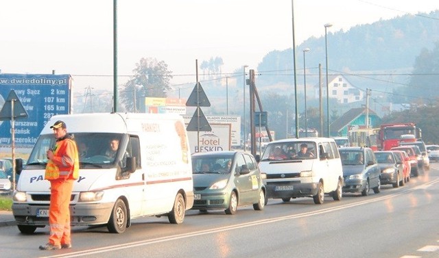 Auta wyjeżdżające  z Nowego Sącza stoją  w korku, ciągnącym się wzdłuż  ul. Węgierskiej
